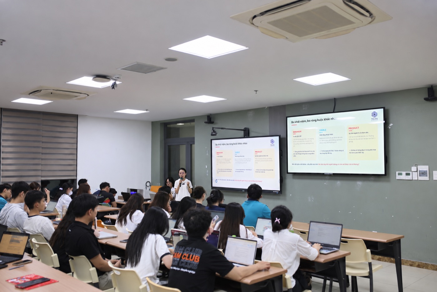 Training session with student teams at UEH
